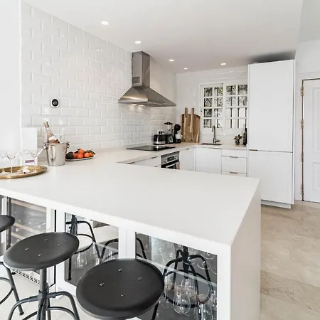 펜션 Stunning 2 Bedroom Townhouse With Serene Terrace And Charming Mountain Views 마르베야