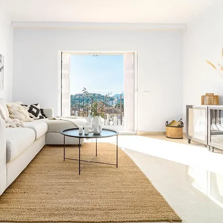 펜션 Stunning 2 Bedroom Townhouse With Serene Terrace And Charming Mountain Views