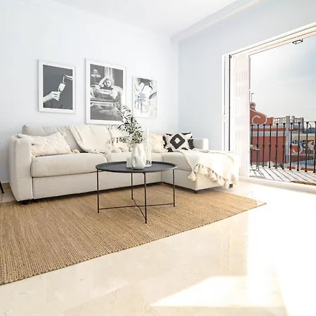 Stunning 2 Bedroom Townhouse With Serene Terrace And Charming Mountain Views 펜션 *