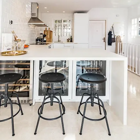 Stunning 2 Bedroom Townhouse With Serene Terrace And Charming Mountain Views 別荘