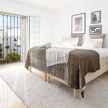 Stunning 2 Bedroom Townhouse With Serene Terrace And Charming Mountain Views 펜션