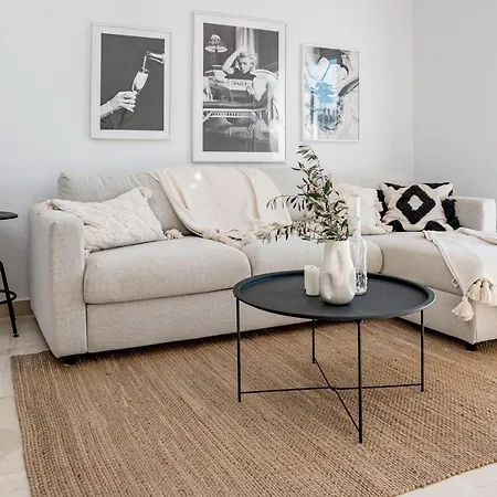 Stunning 2 Bedroom Townhouse With Serene Terrace And Charming Mountain Views 펜션 마르베야