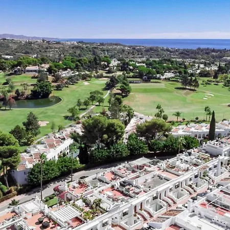 Stunning 2 Bedroom Townhouse With Serene Terrace And Charming Mountain Views マルベーリャ