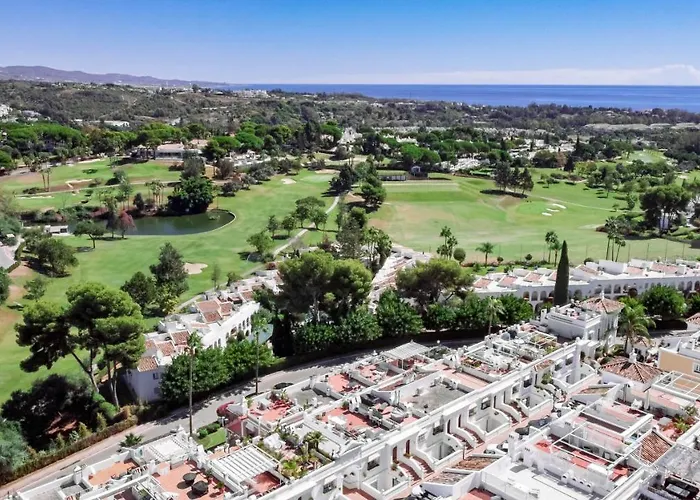 Stunning 2 Bedroom Townhouse With Serene Terrace And Charming Mountain Views מארבלה