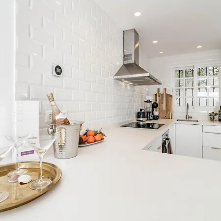 Stunning 2 Bedroom Townhouse With Serene Terrace And Charming Mountain Views Σπίτι διακοπών Μαρμπέλλα