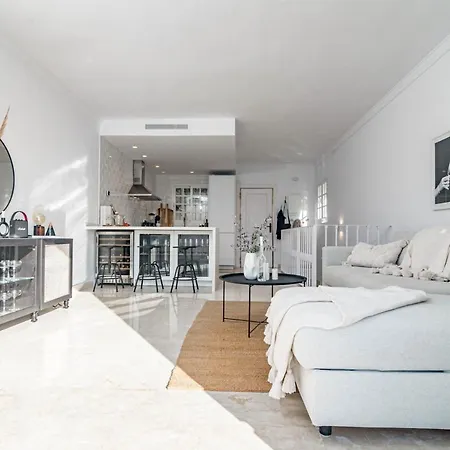 Stunning 2 Bedroom Townhouse With Serene Terrace And Charming Mountain Views Σπίτι διακοπών Μαρμπέλλα